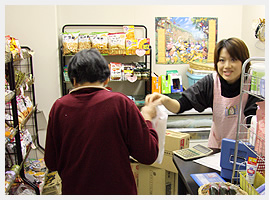 売店で購入する患者さんと店員さん